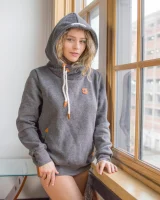 Cosmid - 02-alice-antoinette-takes-off-her-hoodie-0002