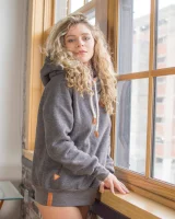 Cosmid - 10-alice-antoinette-takes-off-her-hoodie-0010