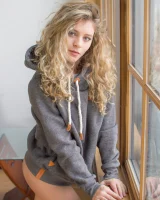 Cosmid - 11-alice-antoinette-takes-off-her-hoodie-0011