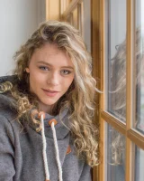 Cosmid - 12-alice-antoinette-takes-off-her-hoodie-0012