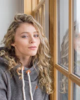 Cosmid - 13-alice-antoinette-takes-off-her-hoodie-0013