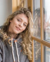 Cosmid - 14-alice-antoinette-takes-off-her-hoodie-0014